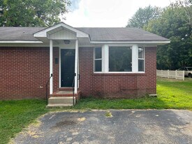 201 Avalon St in Greenfield, TN - Building Photo