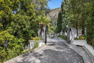 1756 Clear View Dr in Beverly Hills, CA - Foto de edificio - Building Photo