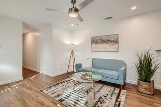 2704 Wheless Ln, Unit A in Austin, TX - Foto de edificio - Building Photo