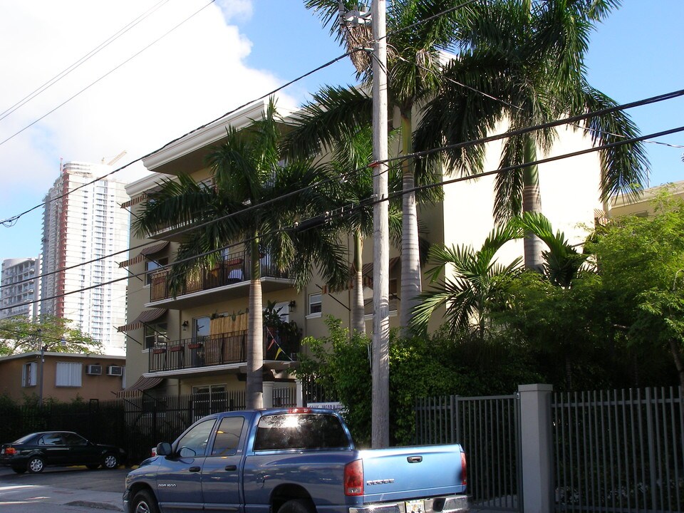 444 SW 4th St in Miami, FL - Building Photo