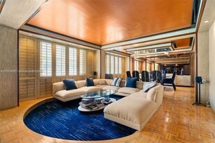 11111 Biscayne Blvd in Miami, FL - Building Photo