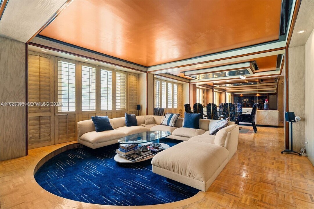 11111 Biscayne Blvd in Miami, FL - Building Photo