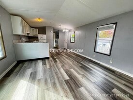 2 Cloverleaf St in Winthrop, ME - Building Photo