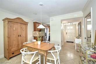 424 Broad Ave S in Naples, FL - Foto de edificio - Building Photo