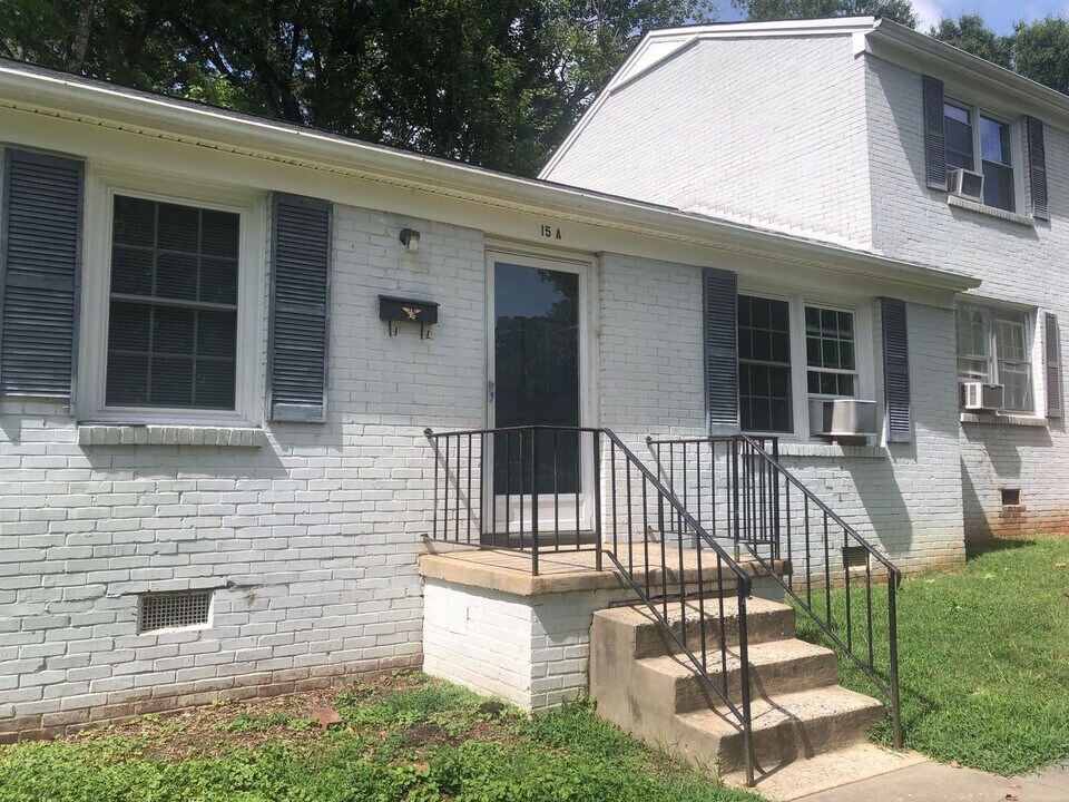 1400 Roslyn Dr in Burlington, NC - Building Photo