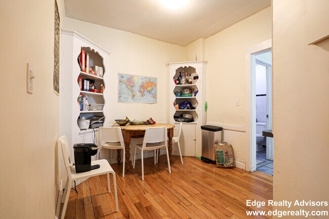 60 Egmont St, Unit 1 in Brookline, MA - Foto de edificio - Building Photo