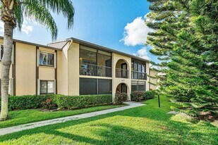 407 Pine Glen Ln, Unit B-1 in Greenacres, FL - Building Photo