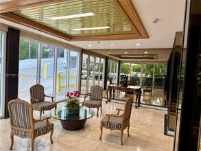 2401 Collins Ave in Miami Beach, FL - Building Photo - Building Photo