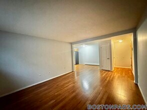 715 N Main St, Unit 5 in Fall River, MA - Foto de edificio - Building Photo