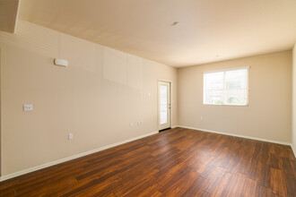 Ventana Senior Apartments in Porter Ranch, CA - Foto de edificio - Interior Photo