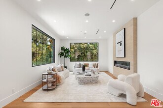 2565 Patricia Ave in Los Angeles, CA - Foto de edificio - Building Photo