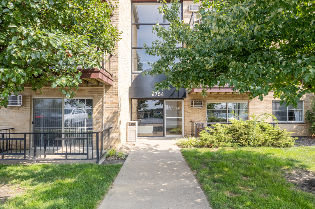 Lakota Lake Apartments in West Chester, OH - Building Photo