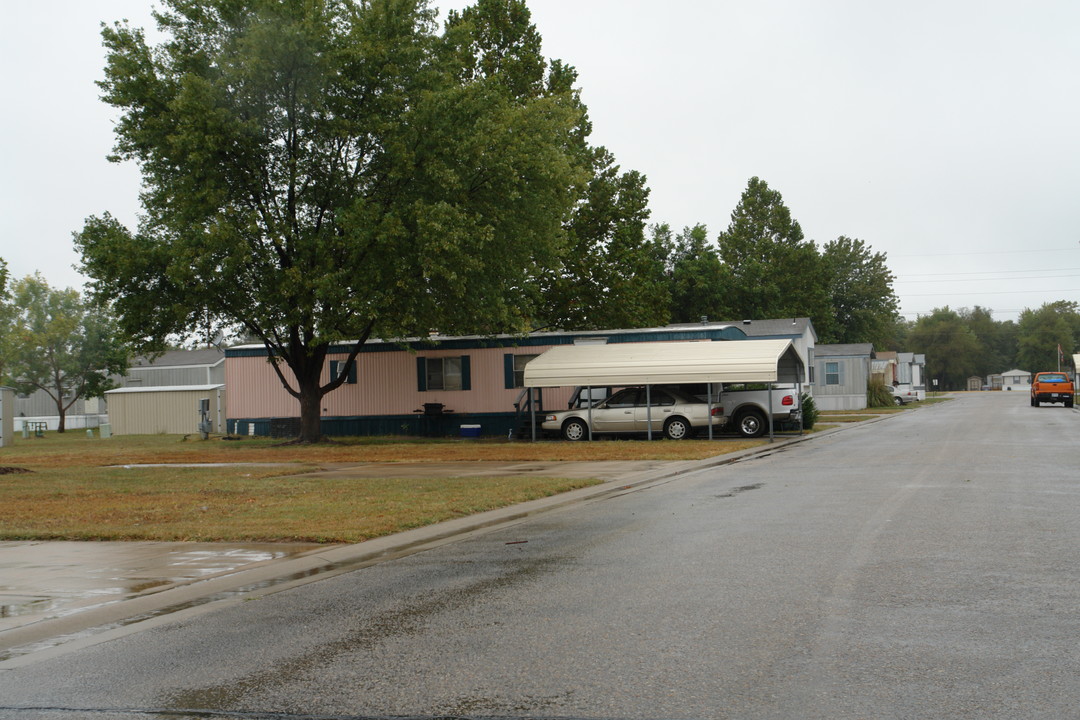 MacArthur Place in Wichita, KS - Building Photo