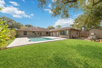 5438 Briarbend Dr in Houston, TX - Building Photo - Building Photo