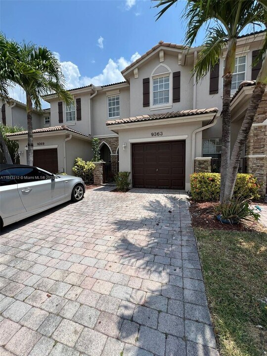 9363 SW 219th St in Cutler Bay, FL - Building Photo