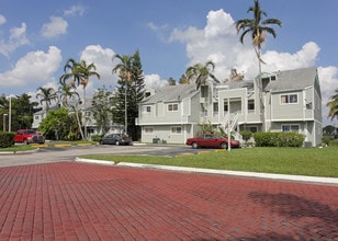 Summer Lake Condominiums in Fort Lauderdale, FL - Building Photo - Building Photo