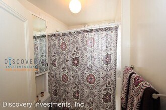 1028 Hollywood Ave in Oakland, CA - Building Photo - Building Photo
