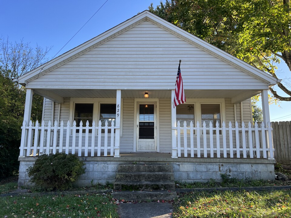 829 W Mountcastle St in Jefferson City, TN - Foto de edificio