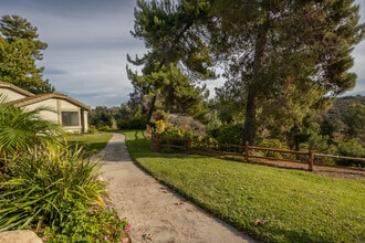 5244 Edge Park Way in San Diego, CA - Foto de edificio - Building Photo