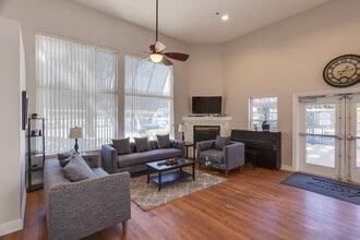 Castaic Lake Senior Apartments in Castaic, CA - Foto de edificio - Building Photo