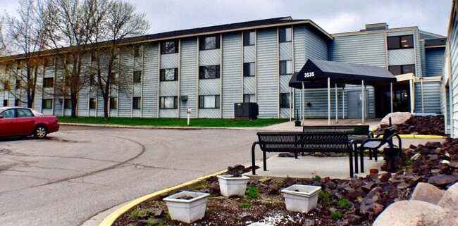 Meadowview Apartments in Hibbing, MN - Foto de edificio - Building Photo