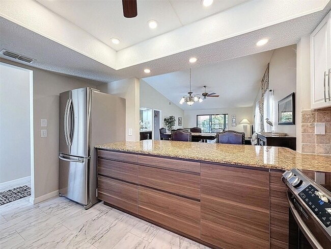 9981 Eagles Point Cir, Unit 4 in Port Richey, FL - Foto de edificio - Building Photo