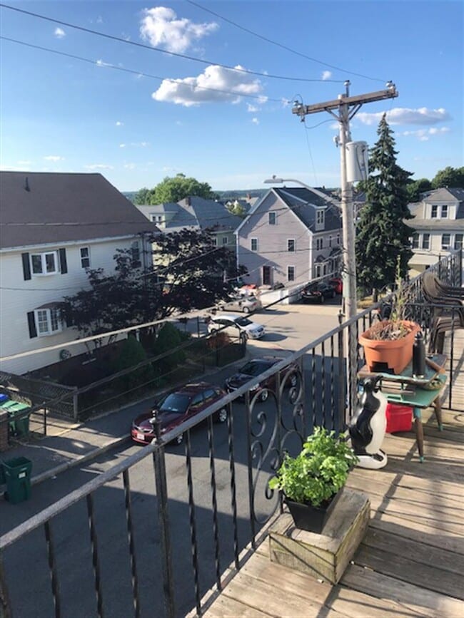 19 Strathmore Rd, Unit 2 in Medford, MA - Foto de edificio - Building Photo