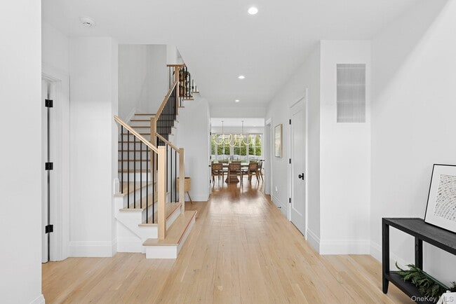 8 Sweetgrass Rd in Westhampton, NY - Building Photo - Building Photo