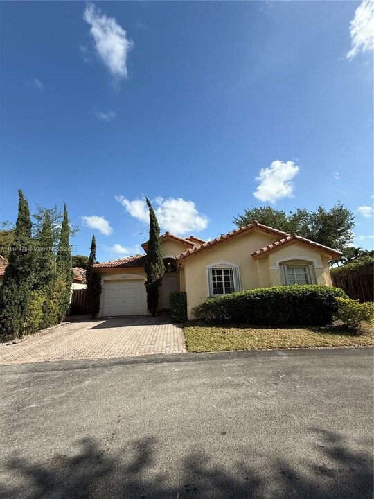 5858 NW 113th Pl in Doral, FL - Building Photo
