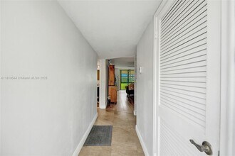 9410 N Hollybrook Lake Dr in Pembroke Pines, FL - Building Photo - Building Photo