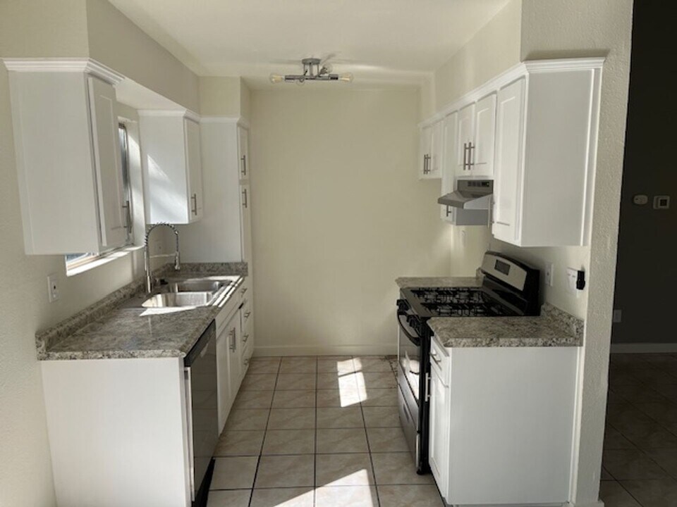 33072 Esther St-Unit -Unit B in Lake Elsinore, CA - Foto de edificio