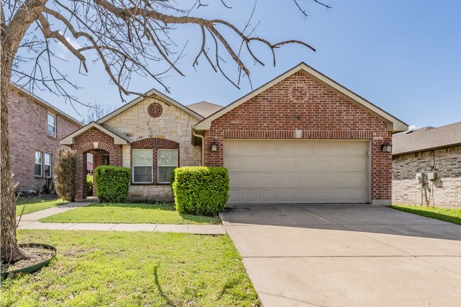 1812 Foxfield Way in Justin, TX - Building Photo - Building Photo