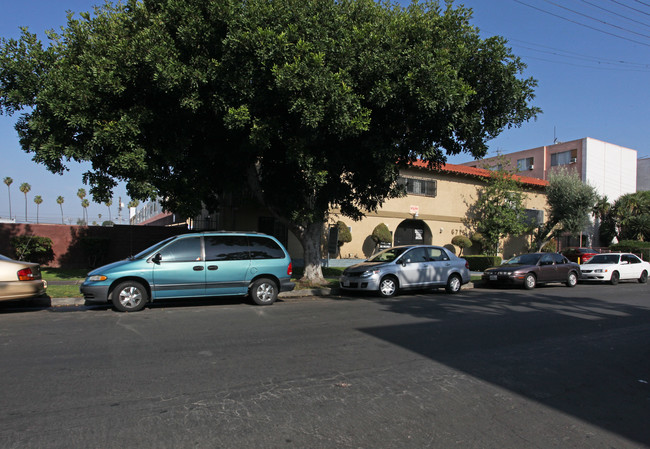 6715 Sylmar Ave in Van Nuys, CA - Building Photo - Building Photo