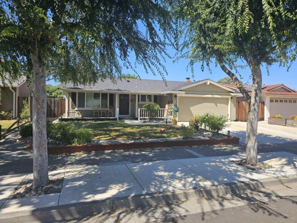581 Chickasaw Ct in San Jose, CA - Building Photo