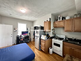 13 Pleasant St, Unit 1 in Cambridge, MA - Building Photo
