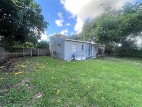 1385 NE 129th St in North Miami, FL - Building Photo - Building Photo