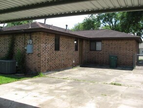 4726 Caroline St in Seabrook, TX - Foto de edificio - Building Photo