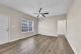 1006 Bobcat Dr in Clarksville, TN - Foto de edificio - Building Photo