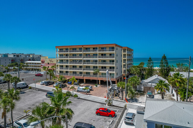 Madeira Norte Condos in Madeira Beach, FL - Building Photo - Building Photo