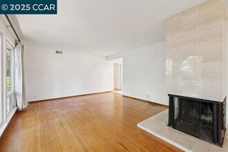 2047 Queens Ln in San Mateo, CA - Building Photo - Building Photo