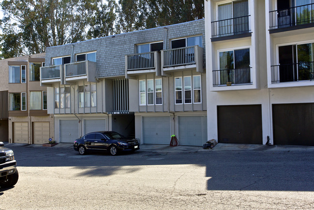 121 Darby Pl in San Bruno, CA - Building Photo - Building Photo