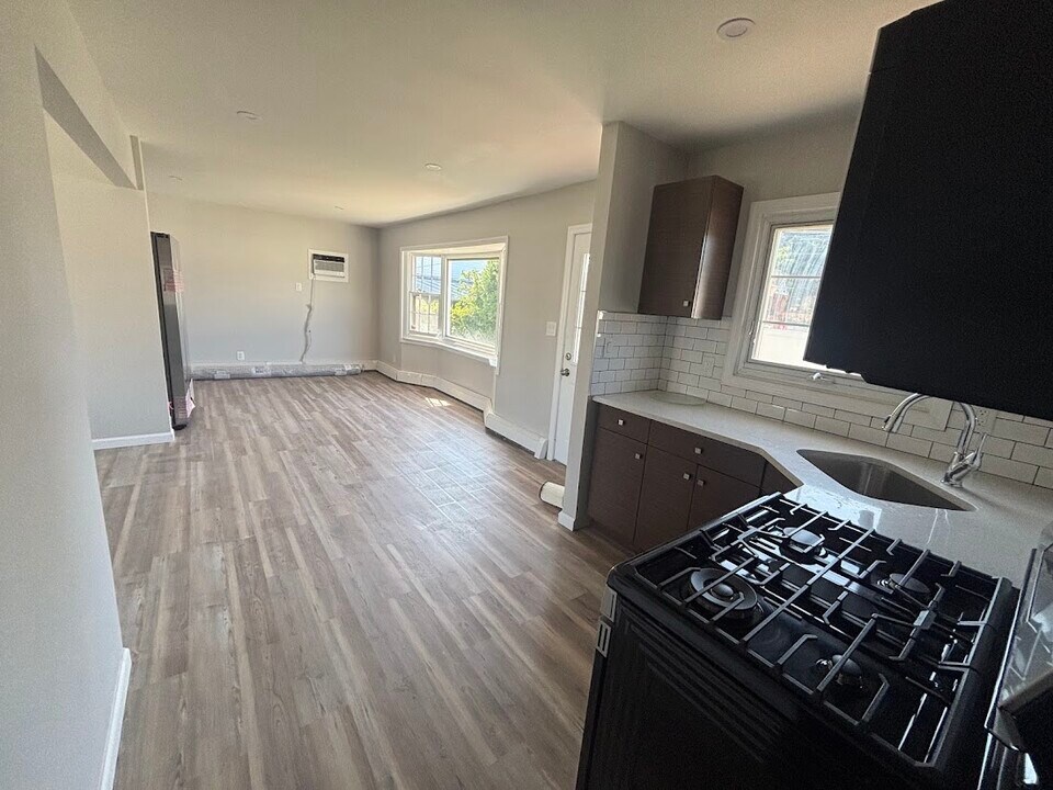 64 Devon Rd, Unit 1 in Bethpage, NY - Foto de edificio