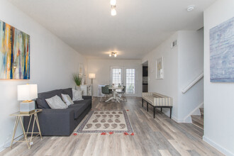 Golden Gate Townhomes in Stone Mountain, GA - Foto de edificio - Interior Photo