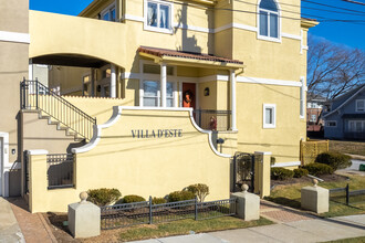 Villa D'Este Condos in Kansas City, MO - Building Photo - Building Photo