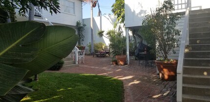 1033 Aviation Blvd in Hermosa Beach, CA - Foto de edificio - Building Photo