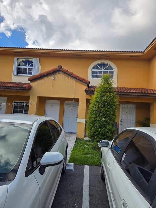 7674 W 34th Ln in Hialeah, FL - Foto de edificio