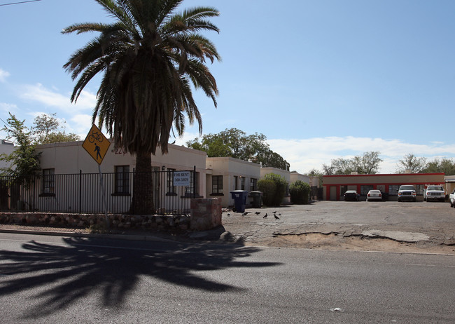 220 E Fort Lowell Rd in Tucson, AZ - Foto de edificio - Building Photo