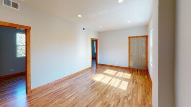 1521 N Bosworth Ave, Unit 2 in Chicago, IL - Building Photo - Building Photo