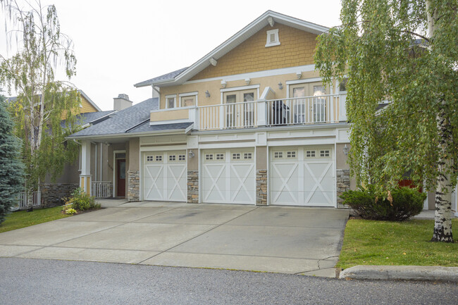 4010 Patricia Landng SW in Calgary, AB - Building Photo - Building Photo