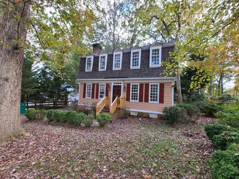 2302 Mountainbrook Dr in Richmond, VA - Building Photo